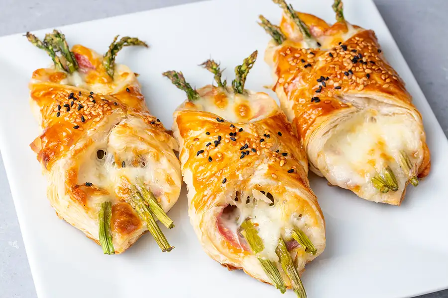 Rough puff pastry with asparagus and brie