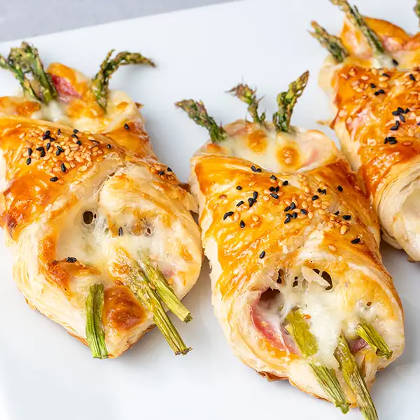 Rough puff pastry with asparagus and brie